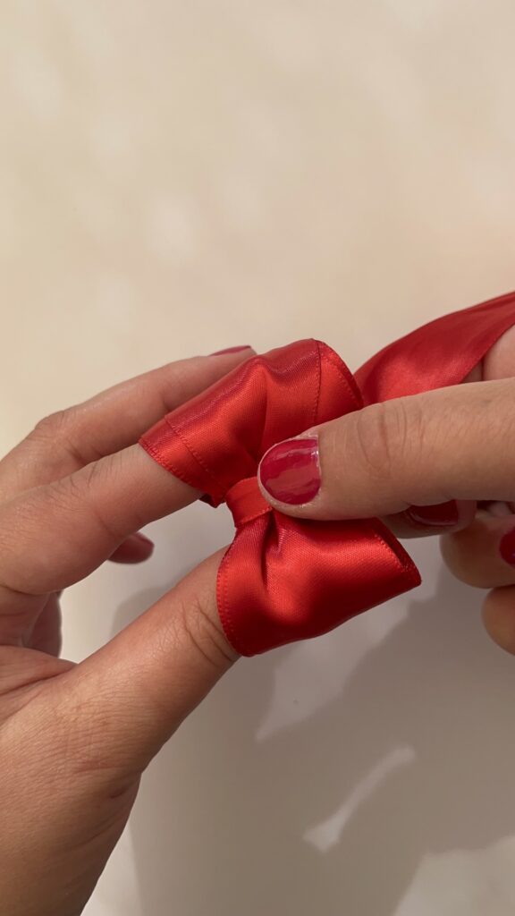 How to tie a bow with ribbon